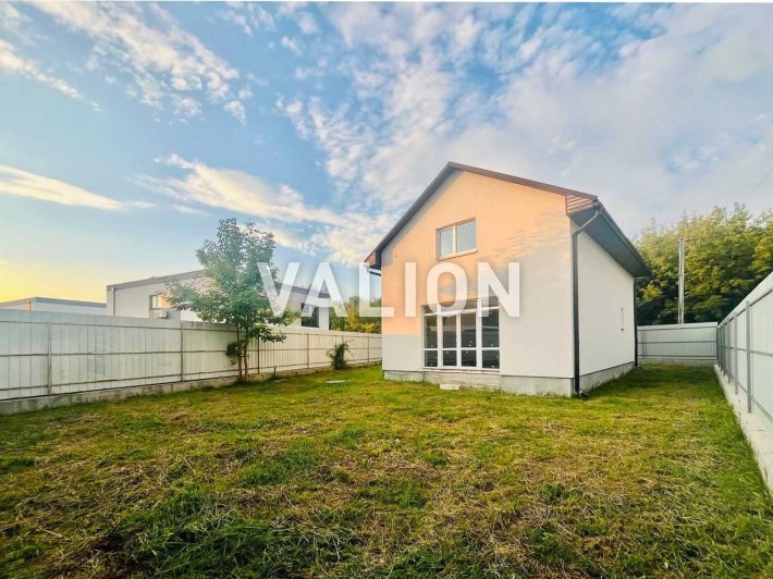 Без%
Продається двоповерховий будинок в с. Гатне 
вул. Абрикосова. - фото 1