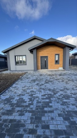 Одноэтажный кирпичный дом с газом и с чистовой отделкой. - фото 1