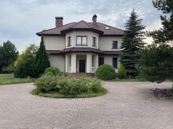 Продаётся дом на берегу живописного озера Вишенки