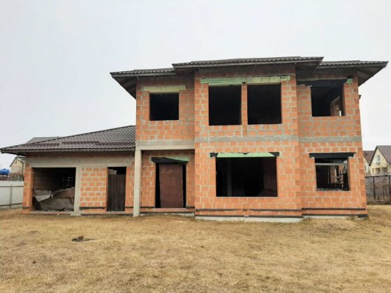 Недостроенный дом у Днепра на Осокорках. Вишеньки