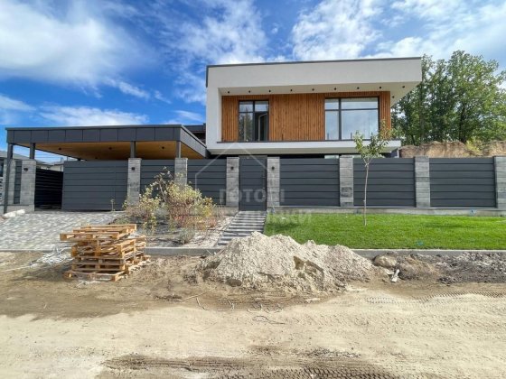 Сучасний будинок у стилі Хай-Тек біля лісу Ходосівка