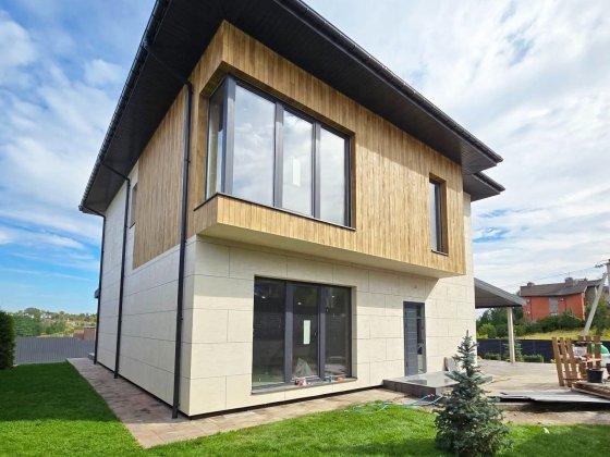 Панорамний будинок 230 м2 є газ 2 тераси с. Лісники Обухівський район Лісники