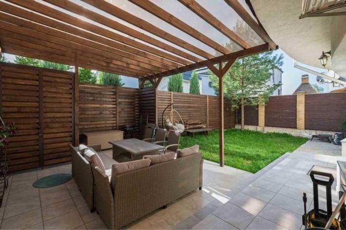 Будинок з дизайнерським ремонтом та меблями - фото 1