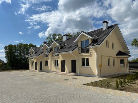 Таунхаус з виходом до озера;Лівий берег, с.Гнідин; на території басейн Гнідин