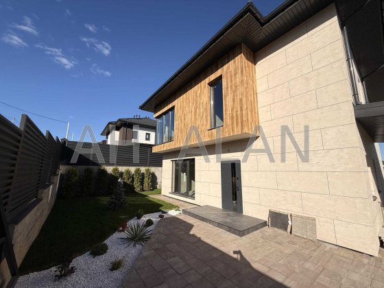 Продаж будинку  + навіс для машин с. Лісники. Київська область Лісники