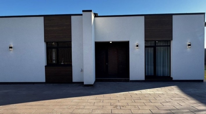 Продажа одноэтажного современного дома с ремонтом и мебелью Стоянка 1 - фото 1