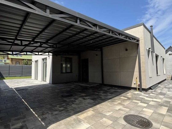 Одноповерховий будинок з стильним дизайнерським ремонтом Стоянка