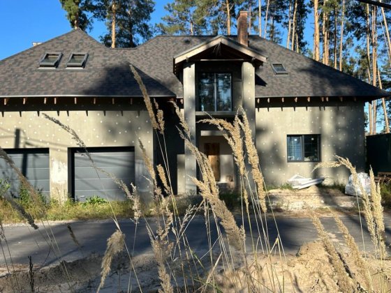 Шикарний будинок в гарному місці. Дуже якісний. Стоянка