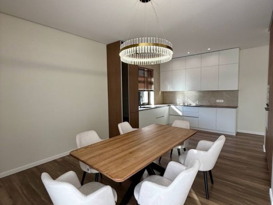 Унікальний будинок з ремонтом . Басейню 14 соток, КМ, 4 спальні Стоянка