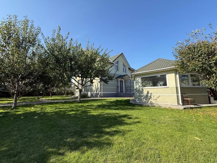 Будинок з альтанкою, літньою кухнею та садом в Макарові. - фото 1