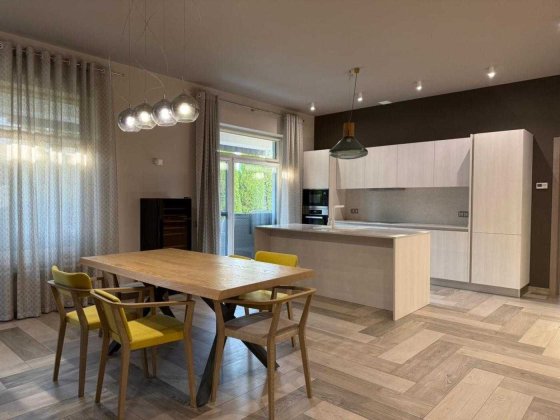 Стильний будинок продаж в КМ Дмитровка