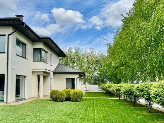 Будинок з дизайнерським ремонтом в КМ посеред змішаного лісу Дмитровка