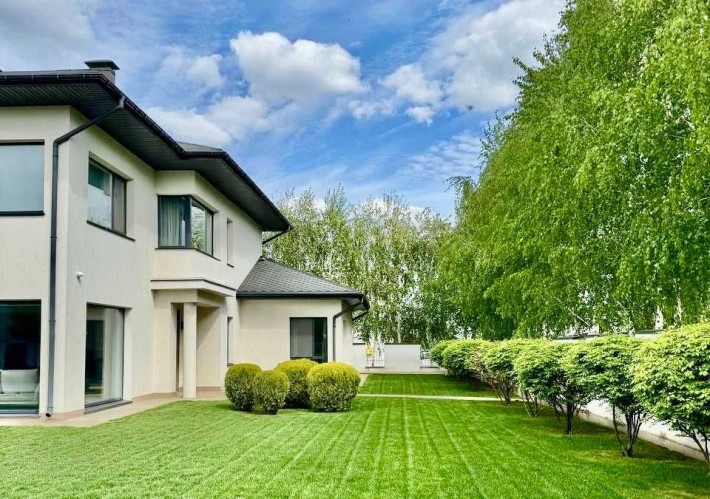 Будинок з дизайнерським ремонтом в КМ посеред змішаного лісу - фото 1