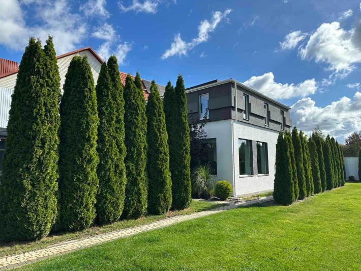 Будинок з ландшафтним дизайном. - фото 1