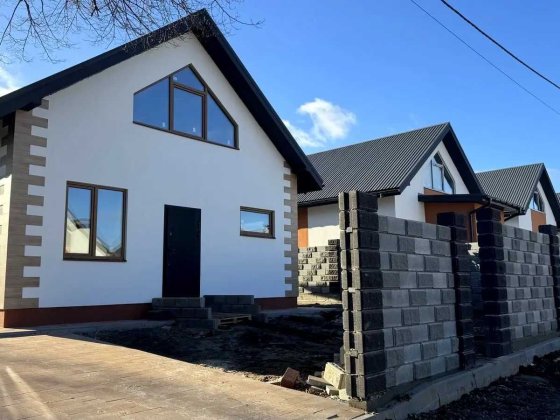 Будинок з власним подвір'ям в тихій частині міста Михайлівка-Рубежівка