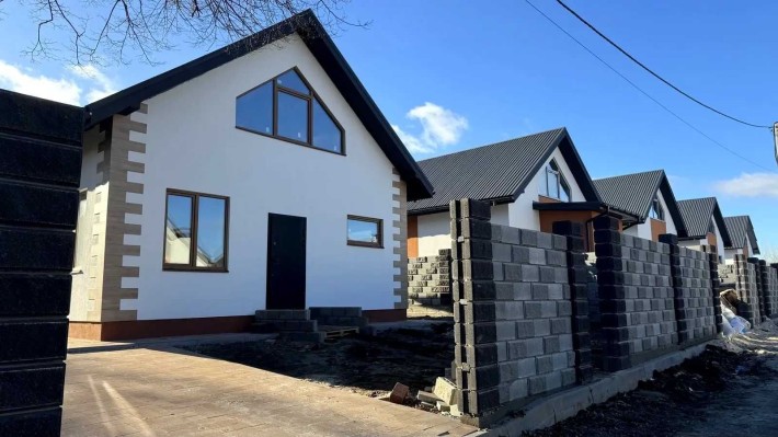 Будинок з власним подвір'ям в тихій частині міста - фото 1