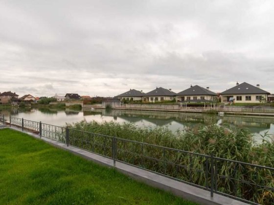 Продам новий будинок на березі озера з бассейном в КГ Міжріччя Осещина