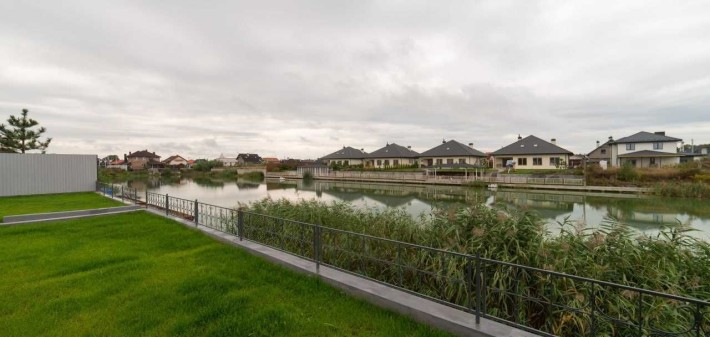 Продам новий будинок на березі озера з бассейном в КГ Міжріччя - фото 1