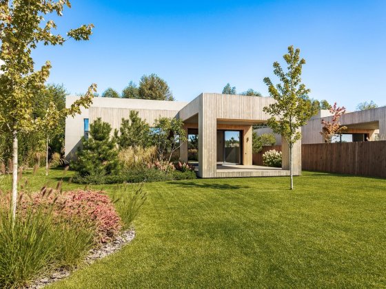 Сучасний просторий будинок у затишному та екологічно чистому місці Плюты