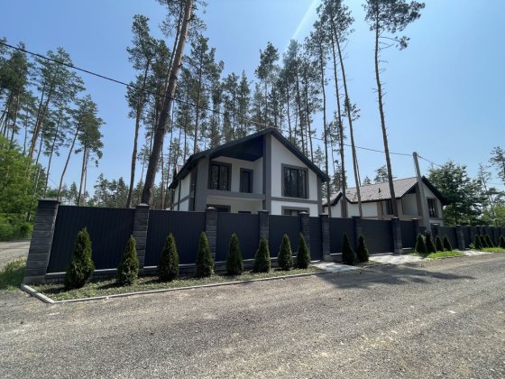Двохповерховий будинок в сосновому лісі в с.Путрівка Путровка