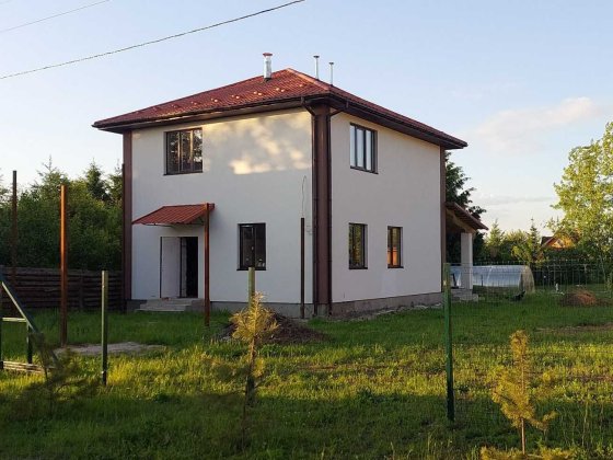 Двоповерховий будинок з частковим ремонтом в Петрівцях Старі Петрівці