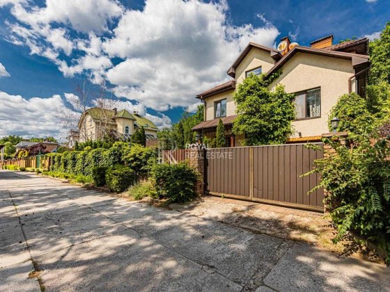 Продаж будинку с. Юрівка 365 м², 16 соток, баня і басейн Юровка