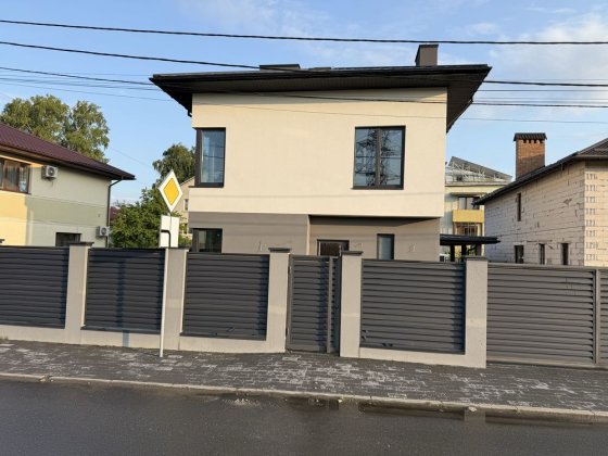 Продаж якісного будинку в Брюховичах зі всіма центральними комунікац. Брюховичи