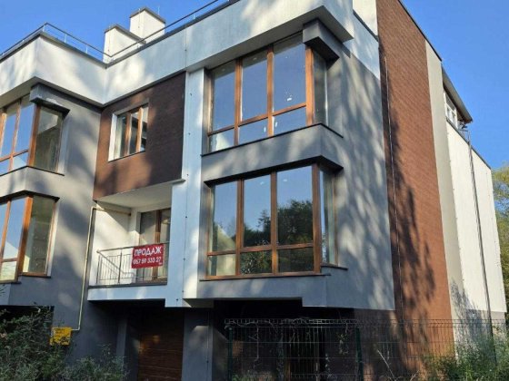 Продаж 3 кімнатного будинку в Брюховичах з виглядом на озеро Брюховичи