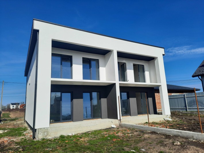 Продаж котеджу в с. Солонка (вул. Наварійська – Князя Романа). - фото 1