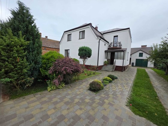 Особняк Городок в.Мазепи знаходиться в гарному з багатою зеленню місці Городок