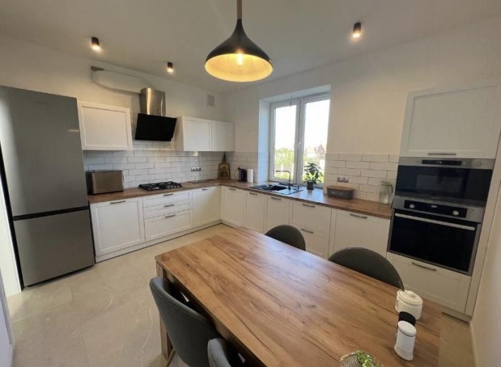 Просторий будинок з ремонтом, 9 соток, с.Малехів - фото 1