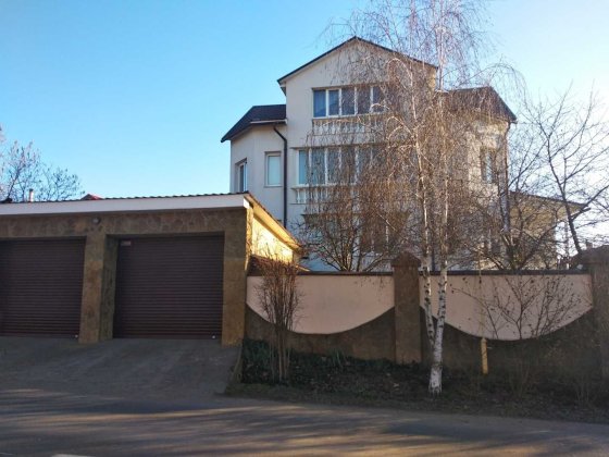 Дом Авангарде с ландшафтным дизайном, гостевым домом и баней! Авангард