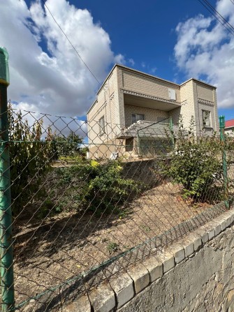 Продаётся дом у озера, пригород Черноморска. - фото 1