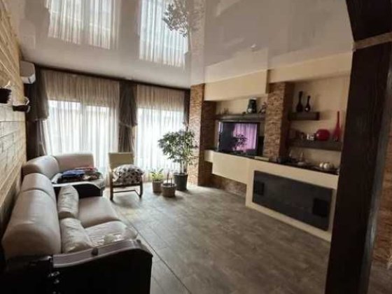 Просторный  дом с камином и бассейном – идеальный семейный вариант. Лески