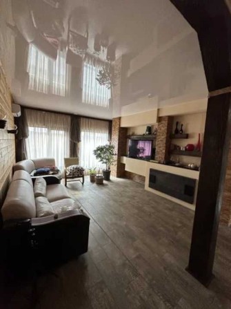 Просторный  дом с камином и бассейном – идеальный семейный вариант. - фото 1