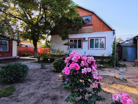 Двоповерховий Цегляний Будинок біля Тролейбусної Зупинки Розсошенці. Розсошенці