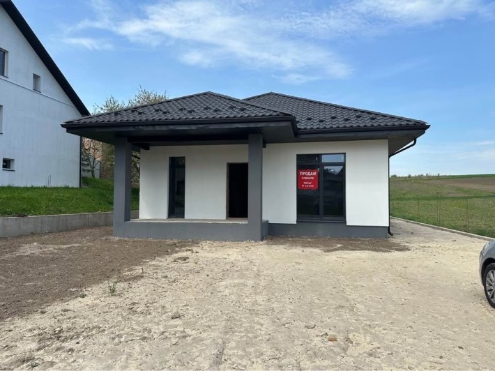 Будинок. Обарів. Біля школи - фото 1