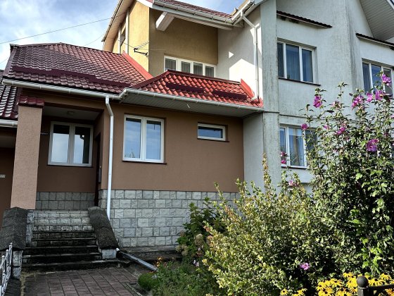 Продається котедж у центрі Острога, поруч з Острозькою академією! Острог