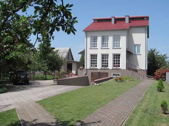 Продаю 3 поверховий дім з садом і ділянкою на 11.5 сотки, 202 кв. м Волочиськ