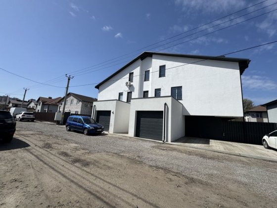 Продам частину будинку з сучасним ремонтом та своїм парко місцем. Вишневое