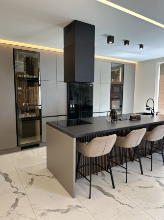 Продаж дуплексу 145 м2 з дизайнерським ремонтом в закритому КМ - фото 1