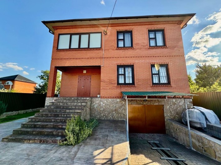 Сучасний будинок у Борисполі з гаражем, садом та бомбосховищем - фото 1