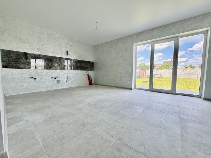 Будинок з ремонтом на 5 сотка в житловому масиві - фото 1