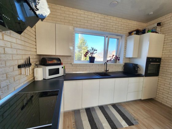 Будинок з гарним ремонтом та меблями в мальвничій Бучі Буча