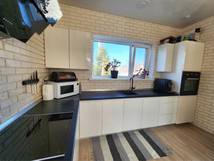 Будинок з гарним ремонтом та меблями в мальвничій Бучі - фото 1