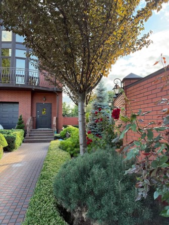 Продам таунхаус із великим подвірʼям та гаражем на два автомобіля - фото 1