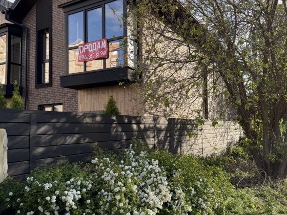 Таунхаус в самому центрі міста Буча Буча