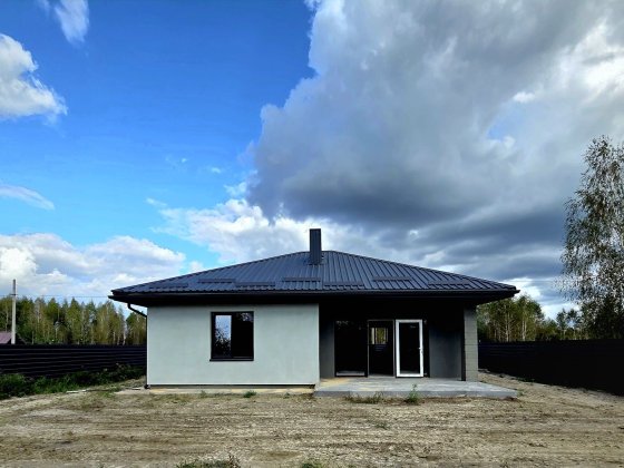 Сучасна "американка " , забудований масив біля лісу Луцьк