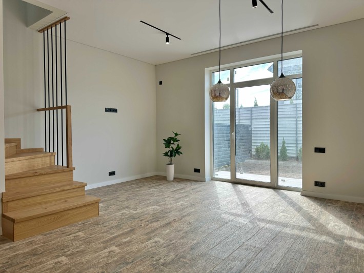 Таунхаус з ремонтом! Мінімальне оформлення - фото 1