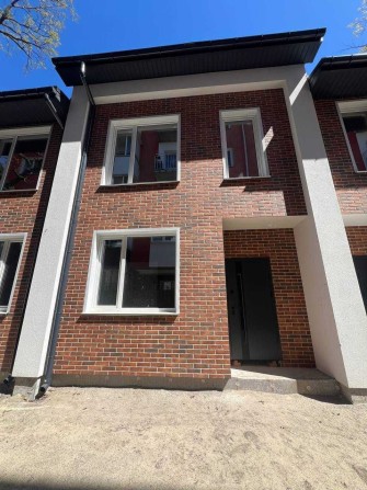 Таунхаус на чотири кімнати з газом та центральними комунікаціями. - фото 1